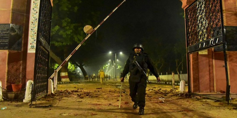 কেটে ফেলতে হলো আলিগড়ের বিক্ষোভকারী ছাত্রের হাত ।।