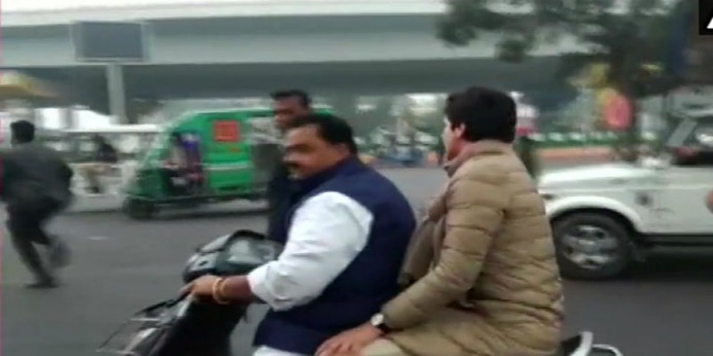 উত্তর প্রদেশ পুলিশের বাঁধা রুখতে পারেনি কংগ্রেস সাধারন সম্পাদক প্রিয়ঙ্কাকে॥