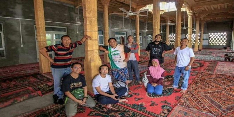 অনুমতি না নিয়ে নামাজ ॥ চীনে একদল মালয়েশিয়ান পর্যটক আটক