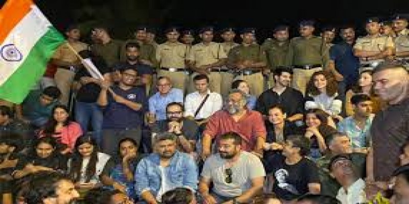 জেএনইউ-তে হামলার প্রতিবাদে ভারতের রাস্তায় বলিউড তারকারা॥