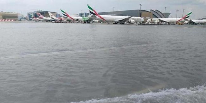 ভারী বৃষ্টিতে ডুবে গেছে দুবাই বিমানবন্দর॥