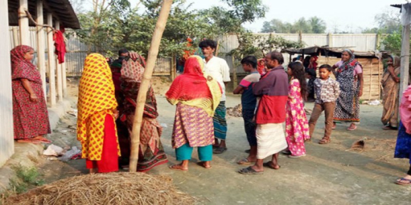 মানিকগঞ্জে স্বামীকে বেঁধে স্ত্রীকে পালাক্রমে গনধর্ষণ ॥
