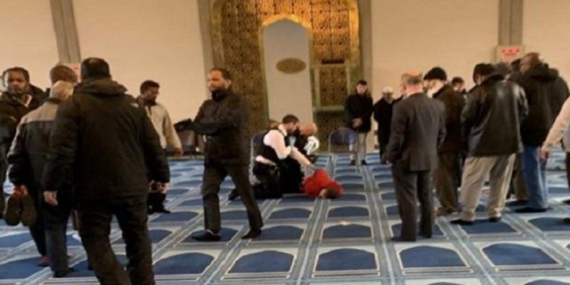 লন্ডনে আজানের সময় মসজিদে ঢুকে মুয়াজ্জিনের গলায় ছুরিকাঘাত॥