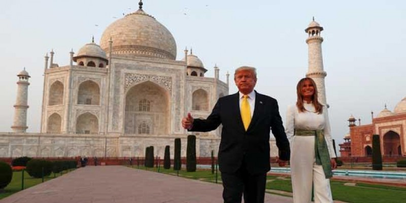 স্ত্রীর হাতে হাত রেখে মার্কিন প্রেসিডেন্ট ট্রাম্পের তাজমহল ভ্রমণ॥