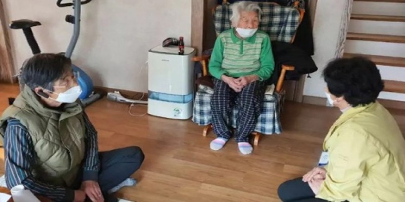 দক্ষিণ কোরিয়ায় করোনা যুদ্ধে জয়ী হলেন ৯৬ বছর বয়সী বৃদ্ধা॥