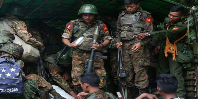 মিয়ানমারে বিদ্রোহীদের উপর সেনা হামলা॥ নারী-শিশুসহ নিহত ৩২