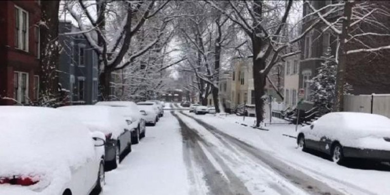 যুক্তরাষ্ট্রের হঠাৎ তুষারপাতে বিপর্যস্ত জনজীবন॥