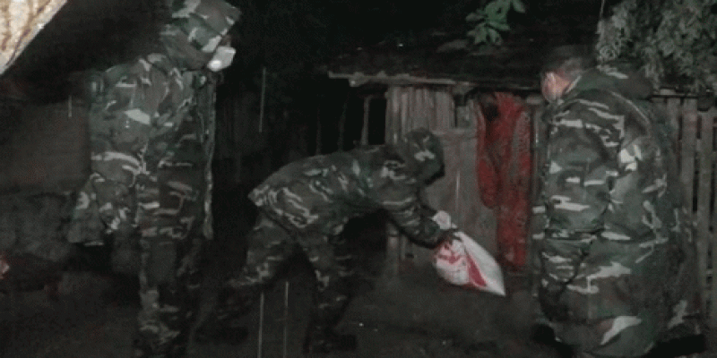 যশোরে রাতের আঁধারে অসহায়, দুস্থ, দিনমজুর পরিবারের মাঝে খাদ্য পৌঁছে দিচ্ছেন সেনা সদস্যরা॥