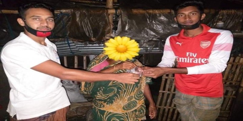 দরিদ্রদের মধ্যে মাংস বিতরন করল দেবহাটা ছাত্রলীগ॥
