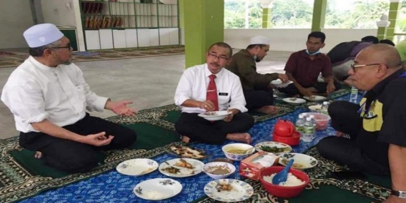 মাদ্রাসায় গিয়ে এক সঙ্গে খাওয়ায় শাস্তির মুখোমুখি মালয়েশিয়ার উপস্বাস্থ্যমন্ত্রী॥