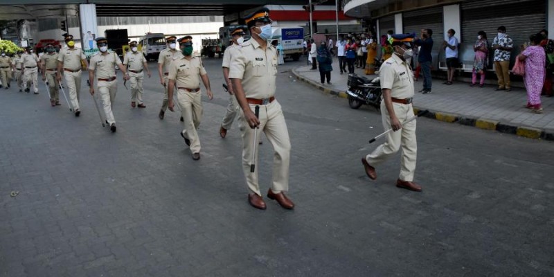 সংক্রমন ঠেকাতে মুম্বাইয়ে ৫৫ বছরের বেশি বয়সী পুলিশ সদস্যদের বাড়িতে থাকার নির্দেশ॥