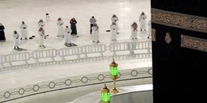 পবিত্র রমজান মাসে শারিরিক দূরত্ব বজায় রেখেই পবিত্র মক্কায় তারাবিহ আদায়॥