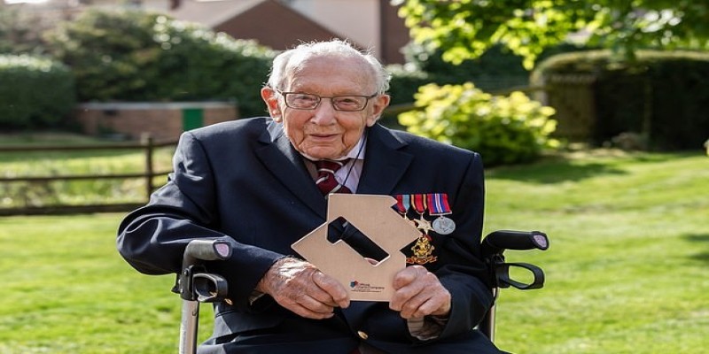 শতবর্ষি বৈমানিক টম মুরের জন্মদিনে উড়ল যুদ্ধবিমান॥ পেলেন রানী এলিজাবেথসহ সোয়া লাখ মানুষের শুভেচ্ছা কার্ড