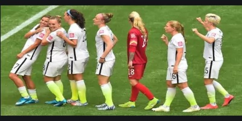 পুরুষের সমান পারিশ্রমিক দাবী করে আদালতে হারলেন মার্কিন নারী ফুটবলাররা॥