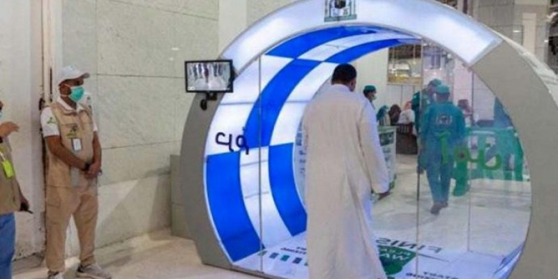 কাবা শরীফের প্রবেশপথে বসানো হলো জীবাণুনাশক মেশিন॥