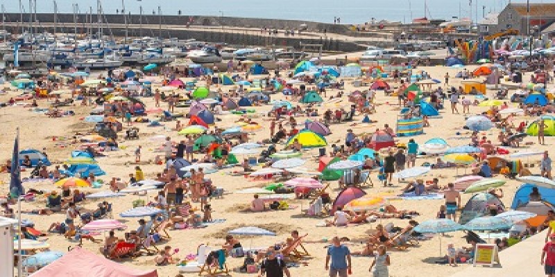 তীব্র গরমে অতিষ্ঠ ব্রিটেনবাসী॥করোনাকে উপেক্ষা করে সমুদ্র সৈকতে হাজার হাজার মানুষের ভীড়   