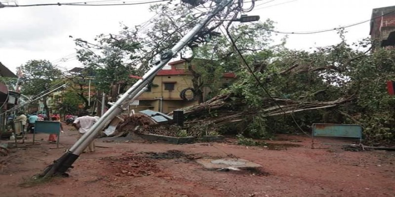আম্পানের তান্ডবে ধ্বংসস্তুপ পশ্চিমবাংলা॥ মৃত অন্তত ৭২, সাহায্যের আহ্বান জানালেন মমতা   
