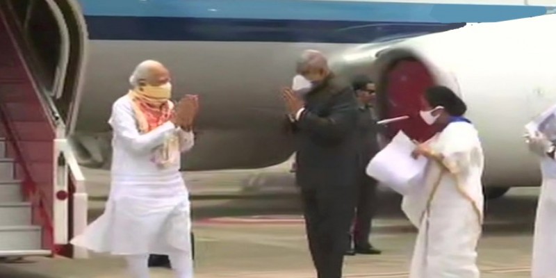 সাইক্লোনের তান্ডব দেখতে বাংলাদেশ সীমান্তের বসিরহাটে প্রধানমন্ত্রী নরেন্দ্র মোদী॥সঙ্গে রাজ্যপাল জগদীপ ও মুখ্যমন্ত্রী মমতা