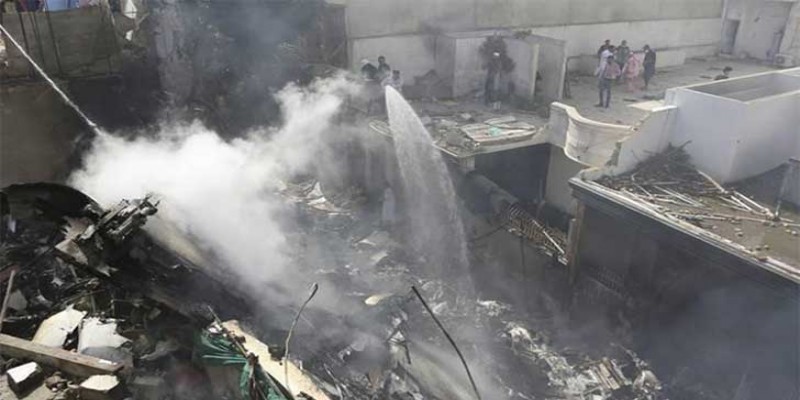 পাকিস্তানে বিধ্বস্ত বিমান থেকে এখন পর্যন্ত ৩০ লাশ উদ্ধার॥