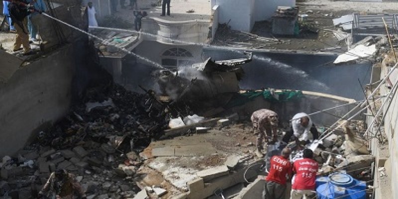 পাকিস্তানের করাচিতে বিমান বিধ্বস্তের ঘটনায় নিহতের সংখ্যা বেড়ে ৯৭॥জীবিত মাত্র ২ জন   