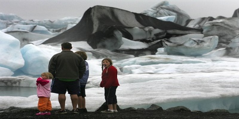 করোনা টেস্টের পর পর্যটকদের ঢোকার অনুমতি দিলো আইসল্যান্ড॥
