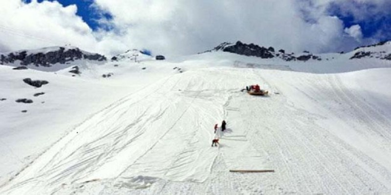 বরফ গলা থামাতে ত্রিপল দিয়ে ঢাকা হচ্ছে ইতালির বিক্ষাত আলপাইনের হিমবাহ॥