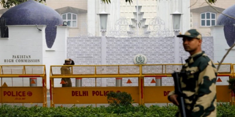 গুপ্তচরবৃত্তির অভিযোগে পাক হাইকমিশনের অর্ধেক কর্মীকে ফেরত পাঠাচ্ছে নয়াদিল্লি॥