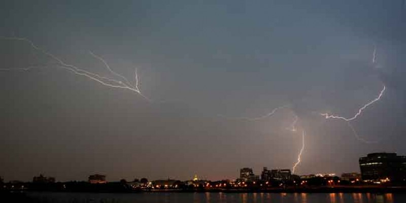 ভারতের দুই রাজ্যে একইদিনে বজ্রপাতে ১০৭ জনের মৃত্যু॥