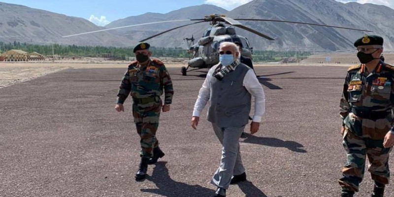 আচমকা উত্তেজনাপূর্ন লাদাখে ভারতের প্রধানমন্ত্রী মোদী॥ কথা বলছেন জওয়ানদের সাথে   