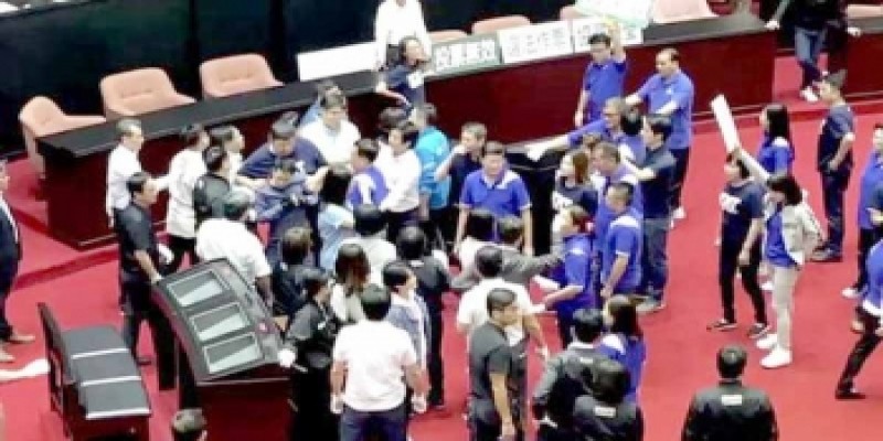 তাইওয়ানের সংসদে মারামারি॥