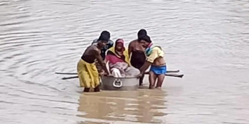 ভারতের ছত্তিশগড়ে রান্নার পাত্রে নদী পার করে অন্তঃসত্ত্বা স্ত্রীকে হাসপাতালে নিলেন স্বামী॥   