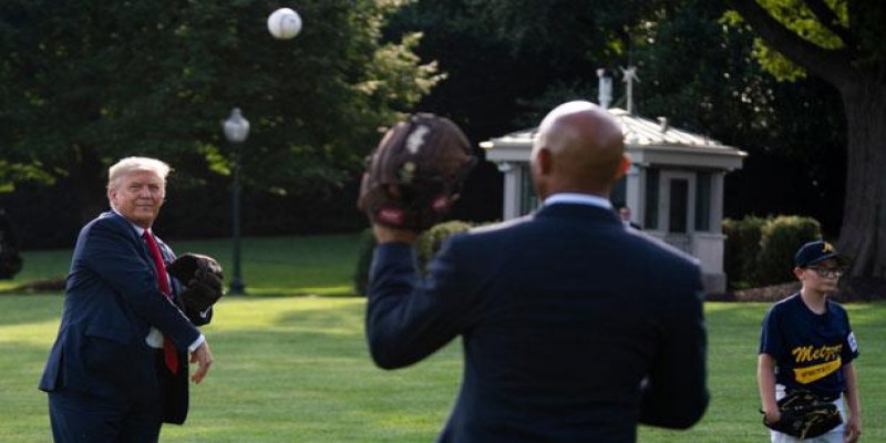 হোয়াইট হাউসে বেসবল খেললেন মার্কিন প্রেসিডেন্ট ট্রাম্প॥