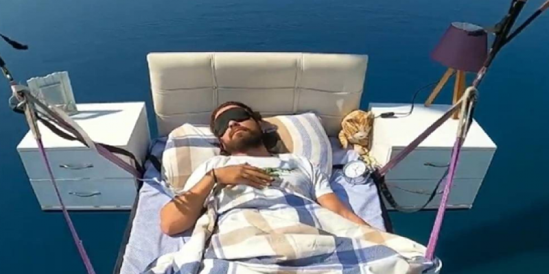 প্যারাসুটে বিছানা পেতে ঘুম॥   