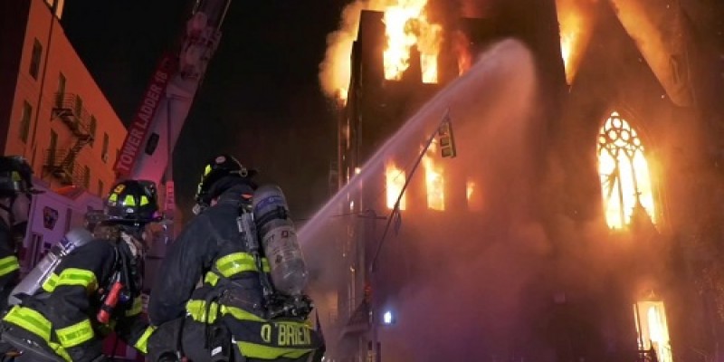 নিউইয়র্কের ঐতিহাসিক গির্জায় আগুন॥ আহত ৪