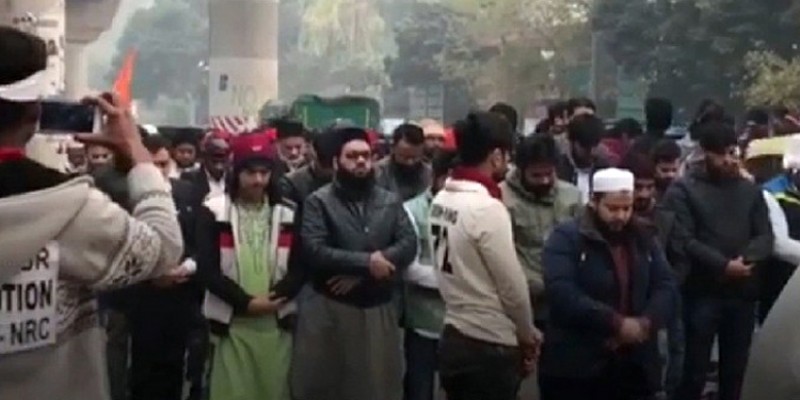 ভারতে নামাজরত মুসলিমদের পাহারা দিচ্ছেন হিন্দু শিখরা॥