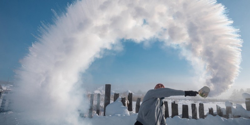 চীনের তাপমাত্রা মাইনাস ৪৪ ডিগ্রি॥মুহূর্তেই বরফে জমে যাচ্ছে গরম পানি