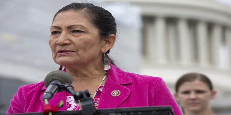 প্রথম কোনো আদিবাসী নারী জায়গা পাচ্ছেন মার্কিন মন্ত্রিসভায়।।