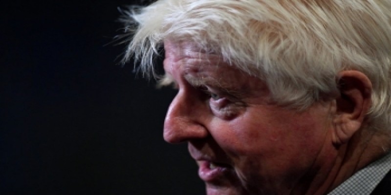 ছেলের সিদ্ধান্তে নাখোশ হয়ে ব্রিটিশ প্রধানমন্ত্রীর বাবা ফরাসি নাগরিকত্বের আবেদন জানালেন॥