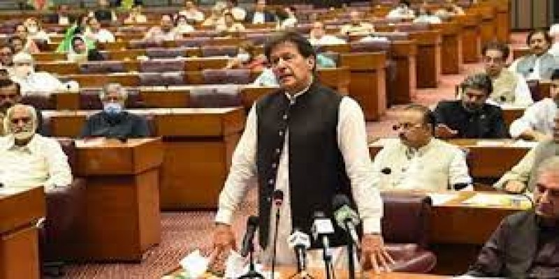 আজ রাত ৮টায় পাকিস্তান প্রধানমন্ত্রী ইমরানের বিরুদ্ধে অনাস্থার ভোট॥