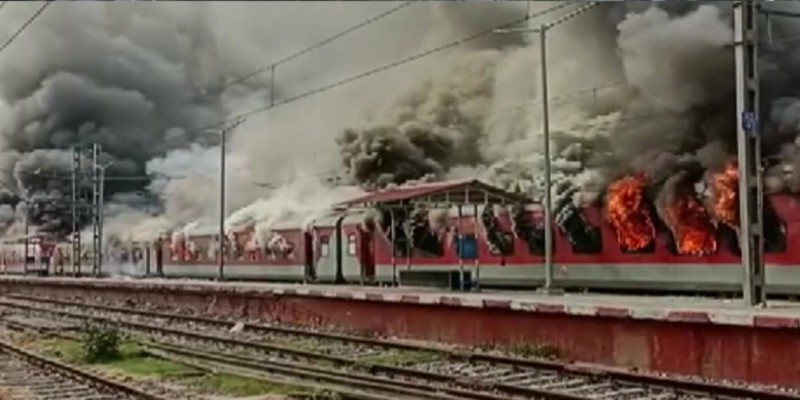 ‘অগ্নিপথ’ নিয়ে ভারতে তুমুল বিক্ষোভ।। তিন ট্রেনে আগুন