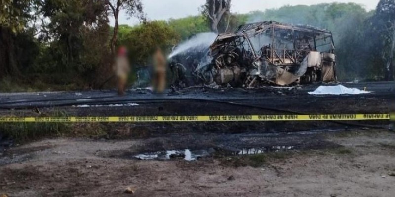 মেক্সিকোয় বাস-তেল ট্যাংকারের সংঘর্ষে নিহত ১৮।।