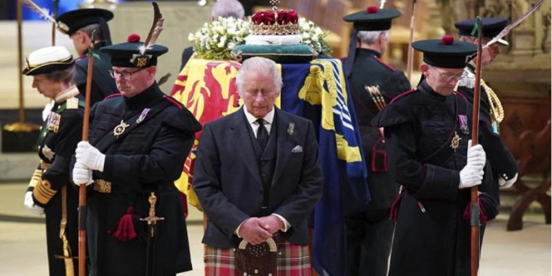 ভাই-বোনদের নিয়ে মায়ের কফিনে শ্রদ্ধা চালর্সের।। লন্ডনে ফিরছে রানির কফিন