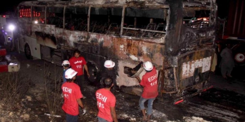 পাকিস্তানে বন্যায় ক্ষতিগ্রস্ত লোকজনবাহী বাসে আগুন।।নিহত ১৭ 