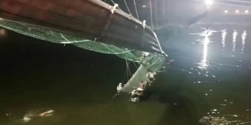 গুজরাটে ঝুলন্ত সেতু ধস।। নিহতের সংখ্যা বেড়ে ৯১