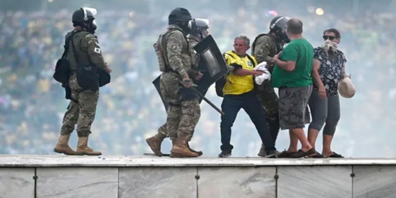 ব্রাজিলের কংগ্রেস, রাষ্ট্রপতি ভবনে হামলা।। ৪০০ গ্রেপ্তার