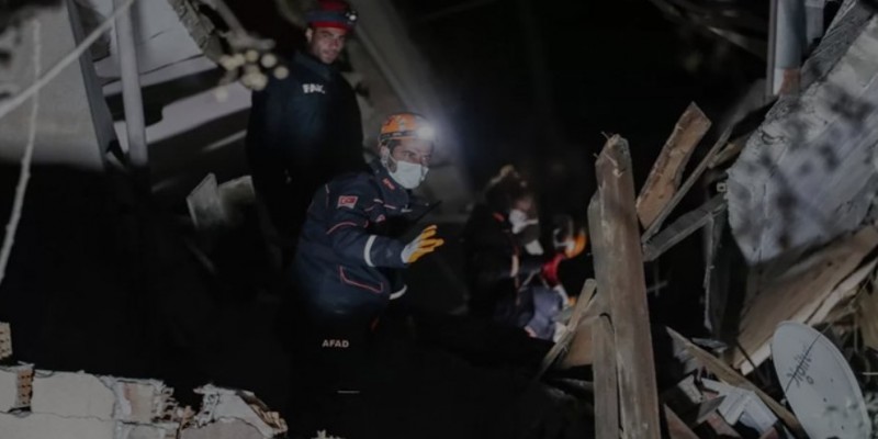 সোমবারের ভূমিকম্পে ধ্বংসস্তূপের নিচে বহু মানুষ আটকা পড়েছে।।