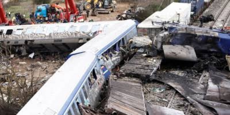 গ্রিসে ট্রেন দুর্ঘটনার দায় নিয়ে পরিবহনমন্ত্রীর পদত্যাগ।।