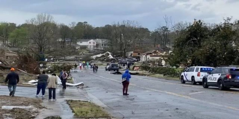 যুক্তরাষ্ট্রে এক রাতে ৪০ টর্নেডোর আঘাত।। ৩ মৃত্যু