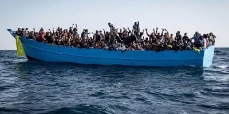 সমুদ্রে ভাসছে ৪০০ অভিবাসী।।