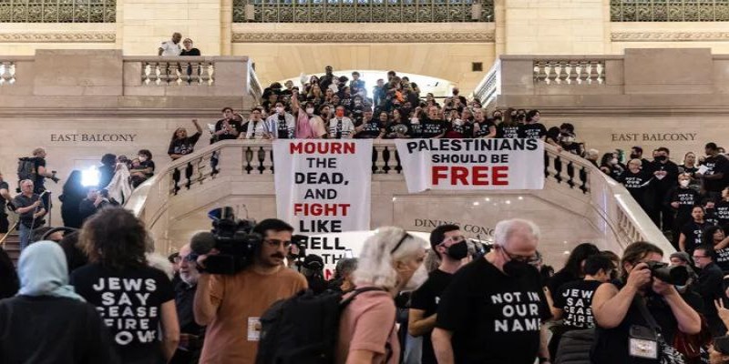 গাজায় ইসরায়েলি হামলার প্রতিবাদে নিউইয়র্কে বিক্ষোভ